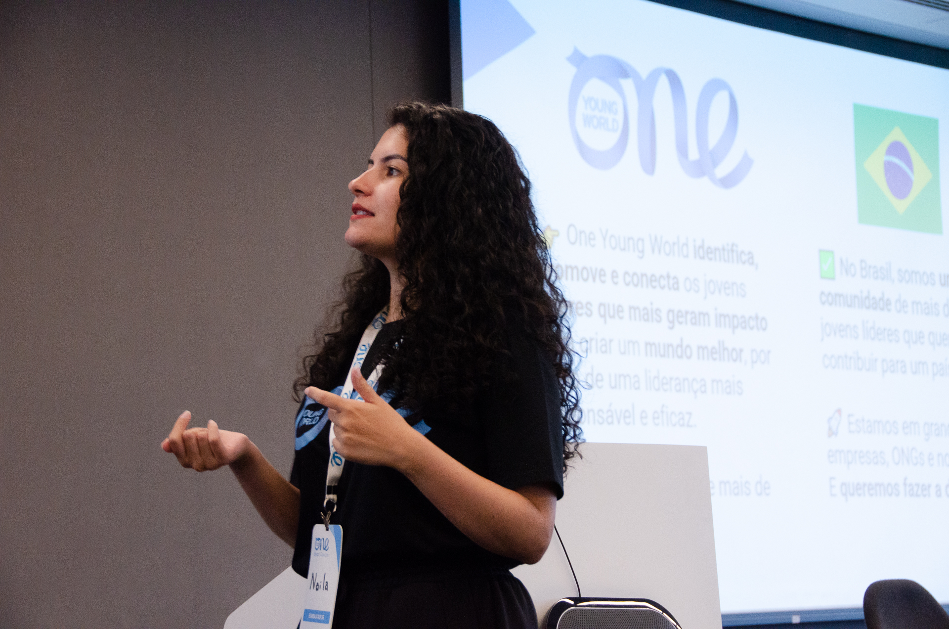 Naila Magalhães representando o One Young World em evento da Gerando Falcões
